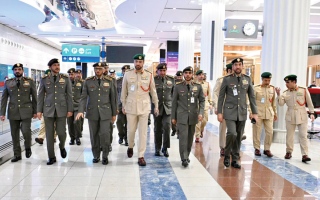 الصورة: المري تفقّد جهود فِرَق العمل في مطار دبي خلال العيد