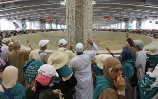 الصورة: حجاج بيت الله الحرام يواصلون رمي الجمرات في آخر أيام التشريق