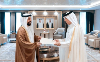 سفير الإمارات يقدّم نسخة من أوراق اعتماده إلى وزير الدولة للشؤون الخارجية في قطر