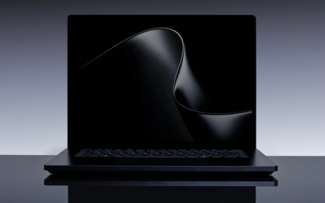 الصورة: "مايكروسوفت" تكشف لأول مرة عن حاسوبها المحمول Surface Ultra المدعوم بمعالجات "إنفيديا"
