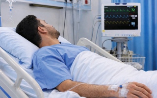 الصورة: &laquo;أبوإيمان&raquo; يعاني سرطان البروستاتا والعظام.. وكلفة علاجه 45 ألف درهم لمدة عام