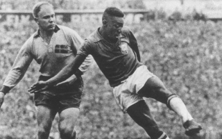 الصورة: طرح قميص بيليه في نهائي 1958 في مزاد علني بمونديال 2026