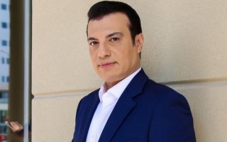 الصورة: إيهاب توفيق يحتفل بتخرج نجليه في أميركا