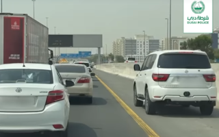 شرطة دبي: 4504 مخالفة تجاوز من كتف الطريق منذ بداية العام