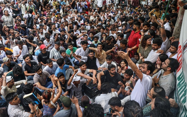 الصورة: &laquo;حزب الصراصير&raquo; بالهند ينظم أول احتجاج له في نيودلهي