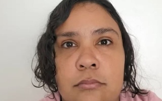 الصورة: امرأة بعمر 37 عامًا تقدم نفسها كطفلة بعمر 12 عامًا والناس تصدق