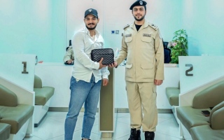 شرطة الشارقة تستعيد حقيبة مفقودة لمقيم من جنسية عربية تضم مد