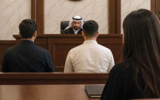 إلزام رجلين بسداد 25.6 ألف درهم بعد خداع امرأة عبر