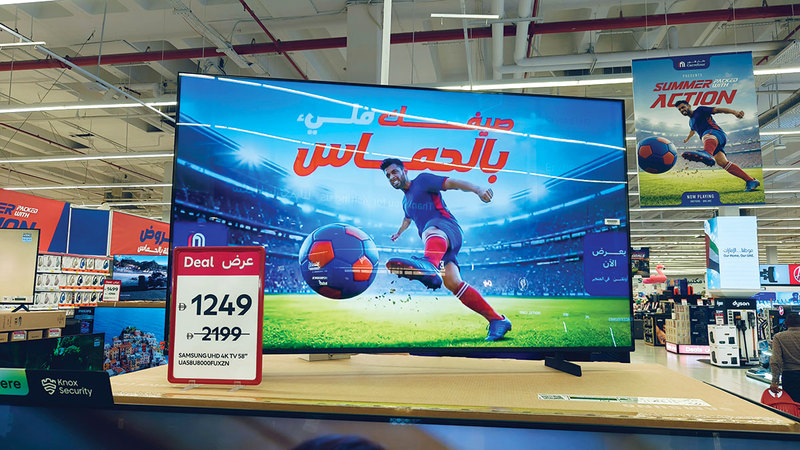 العروض شملت الشاشات وقبعات رأس بأعلام دول مشاركة في &laquo;كأس العالم&raquo;. الإمارات اليوم