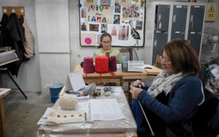 الصورة: من ورش متواضعة إلى الأناقة العالمية.. نساء يصنعن الأثر بخيوط الصوف