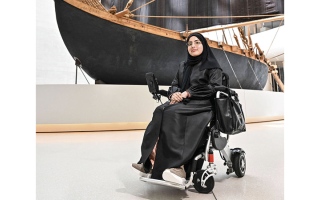 الصورة: إماراتية تحوّل محنة &laquo;الشلل الدماغي&raquo; إلى منحة: فخورة بعملي في صرح يحمل اسماً غالياً (فيديو)