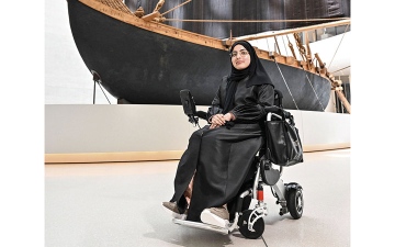 الصورة: إماراتية تحوّل محنة &laquo;الشلل الدماغي&raquo; إلى منحة: فخورة بعملي في صرح يحمل اسماً غالياً