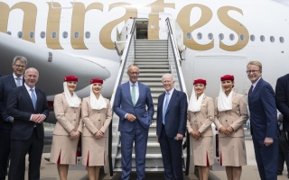الصورة: "طيران الإمارات" تستقبل المستشار الألماني على طائرتها الإيرباص A380