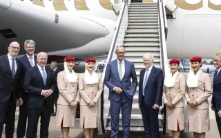 الصورة: &laquo;طيران الإمارات&raquo; تستقبل المستشار الألماني على &laquo;A380&raquo;