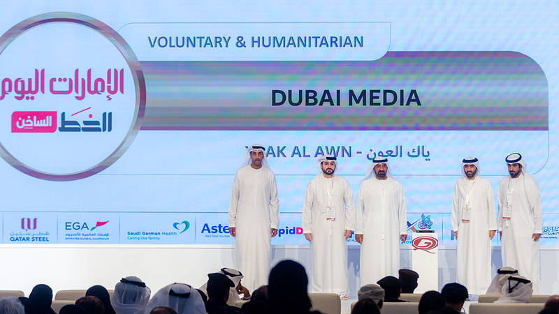 أحمد بن سعيد خلال تسليم &laquo;الجائزة&raquo; لـ&laquo;الإمارات اليوم&raquo;. تصوير: يماني العفاري