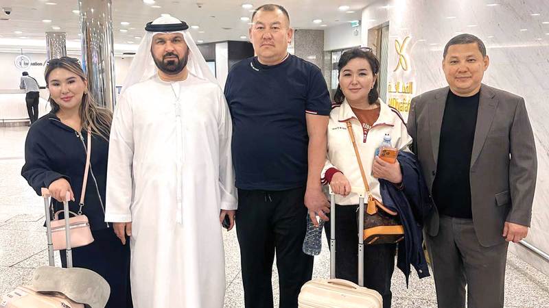 مسافرو دولة قيرغيزستان حرصوا على توثيق مساعدة المرشدي لهم. من المصدر