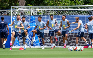 الصورة: قبل أول مباراة.. سرقة أحذية المنتخب الإنجليزي وكرات التدريب