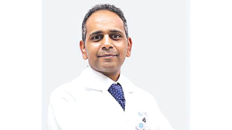 الدكتور أيمن السياري: الابتعاد عن بيئة العمل خلال الإجازة يساعد على خفض مستويات التوتر واستعادة التوازن.