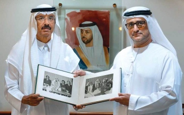 الصورة: هدية نادرة من محمد المر تثري &laquo;ذاكرة الوطن&raquo;