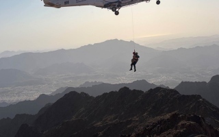 الصورة: شرطة دبي تنقذ شاباً تاه في جبال حتا