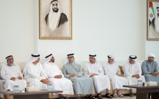 الصورة: منصور بن زايد يعزي في وفاة محمد سالم بالعمى التميمي