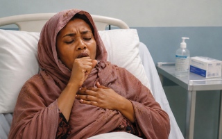 الصورة: &laquo;أم وضاح&raquo; تحتاج إلى 112 ألف درهم لعلاج سرطان الغدد اللمفاوية