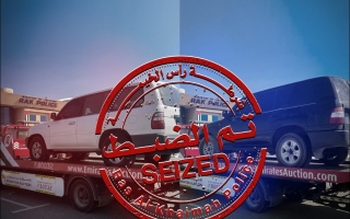 الصورة: شرطة رأس الخيمة تضبط شابين قاما بحركات استعراضية خطرة في إحدى مناطق الإمارة