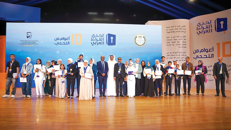 خلال حفل تتويج الطالبة ميار عثمان بطلة لـ&laquo;تحدي القراءة العربي&raquo; في مصر. من المصدر