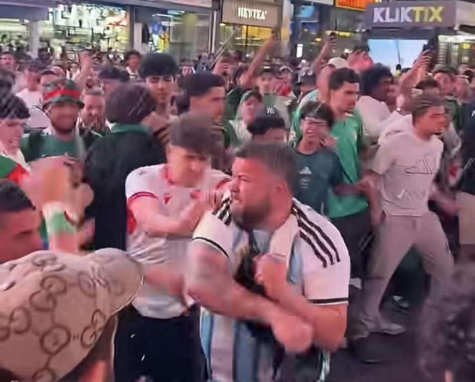 شجار بين جماهير الجزائر والأرجنتين يثير أزمة في نيويورك