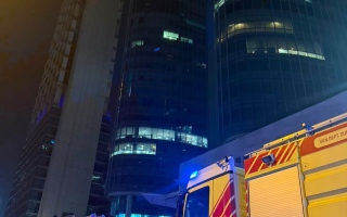 تمت السيطرة على حريق محدود في مبنى على شارع الشيخ زايد في دبي تمت السيطرة على حريق محدود في مبنى على شارع الشيخ زايد في دبي