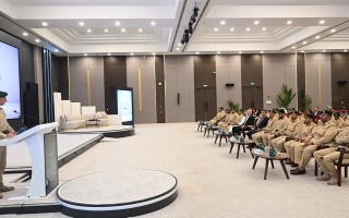 تجاوز سائق التوصيل إشارة حمراء تحت ضغط من أحد العملاء… وانتهى به الأمر بالاصطدام بعمود تجاوز سائق التوصيل إشارة حمراء تحت ضغط من أحد العملاء… وانتهى به الأمر بالاصطدام بعمود