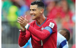 الصورة: رونالدو يعِد لاعبي البرتغال بسيارات &laquo;رولز رويس&raquo; إذا توجوا بكأس العالم