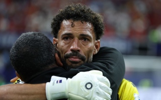 الصورة: اكتملت قصة المونديال.. حلم حارس الرأس الأخضر فوزينيا يتحقق بوصول والدته إلى أميركا