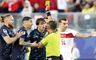 الصورة: جالارزا وساعة الحكم.. لقطة طريفة تثير الجدل في كأس العالم