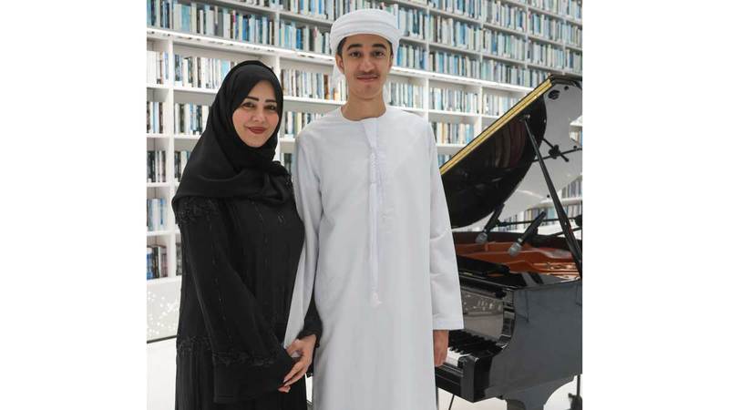 أحمد بصحبة والدته بعد أمسية مكتبة محمد بن راشد. تصوير: عبدالله المطروشي