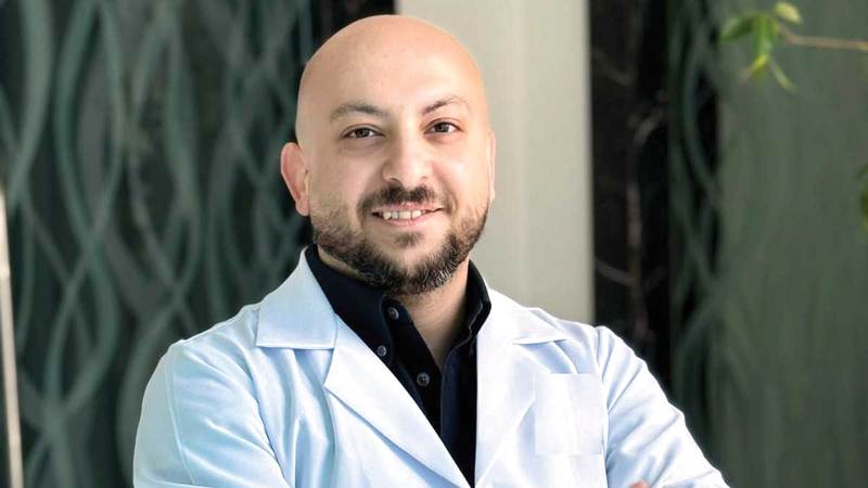 الدكتور إسلام صبحي: السعي للحصول على &laquo;التان&raquo; يتحول إلى سلوك مهدد لصحة الجلد عندما يتكرر التعرّض للشمس بهدف زيادة التسمير.