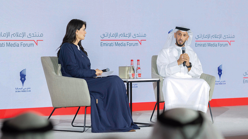 عبدالله آل حامد خلال &laquo;الجلسة&raquo;. وام