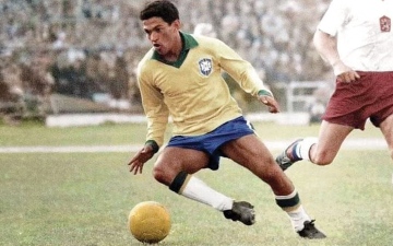 الصورة: البرازيلي غارينشيا.. تحدى الإعاقة ورفع كأس العالم في 1958 و1962