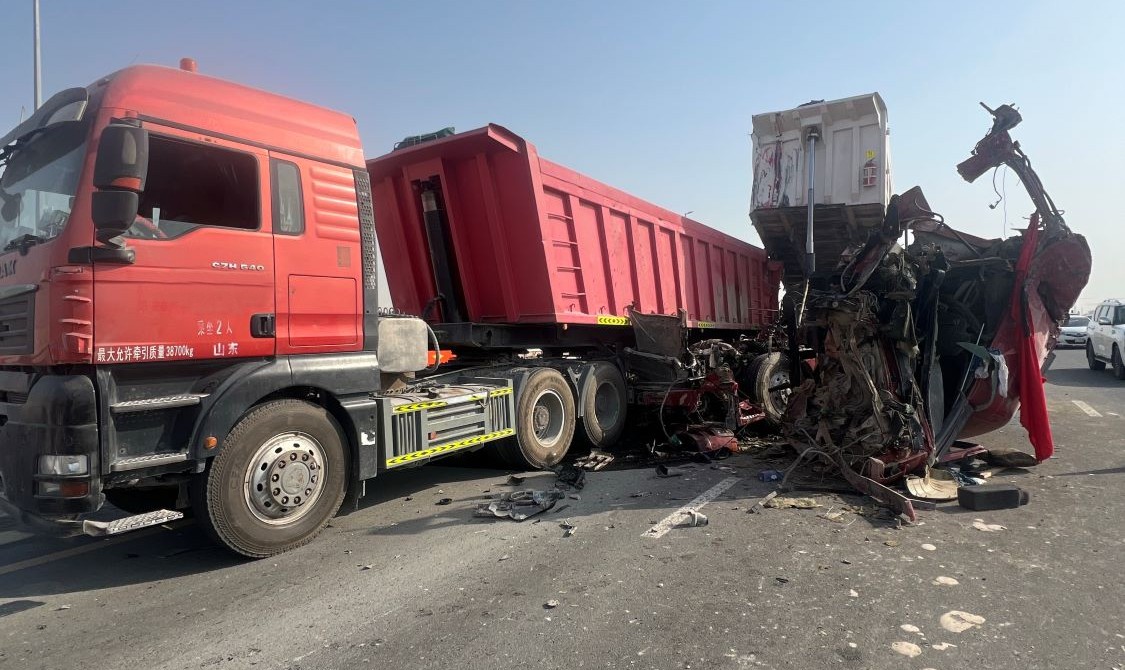 بعد إصابة شخص بحادث تصادم بين شاحنتين.. شرطة دبي تحذر من خطورة عدم ترك مسافة الأمان بعد إصابة شخص بحادث تصادم بين شاحنتين.. شرطة دبي تحذر من خطورة عدم ترك مسافة الأمان