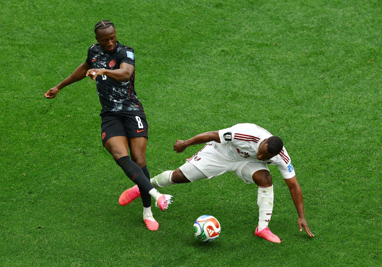 بعد كسره قدم لاعب كندا.. فيفا يوقف لاعب قطر عاصم مادبو 5 مباريات