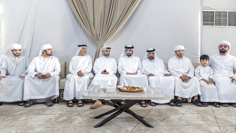 أحمد بن محمد خلال تقديمه واجب العزاء في وفاة ريسه سعيد القمزي. وام
