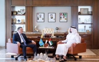 سيف بن زايد يلتقي وزير الداخلية الكازاخستاني ويشهد توقيع مذكرة تفاهم للاعتراف برخص القيادة
