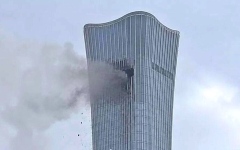 الصورة: مقتل طيار وإصابة 13 آخرين في اصطدام طائرة بناطحة سحاب في بكين