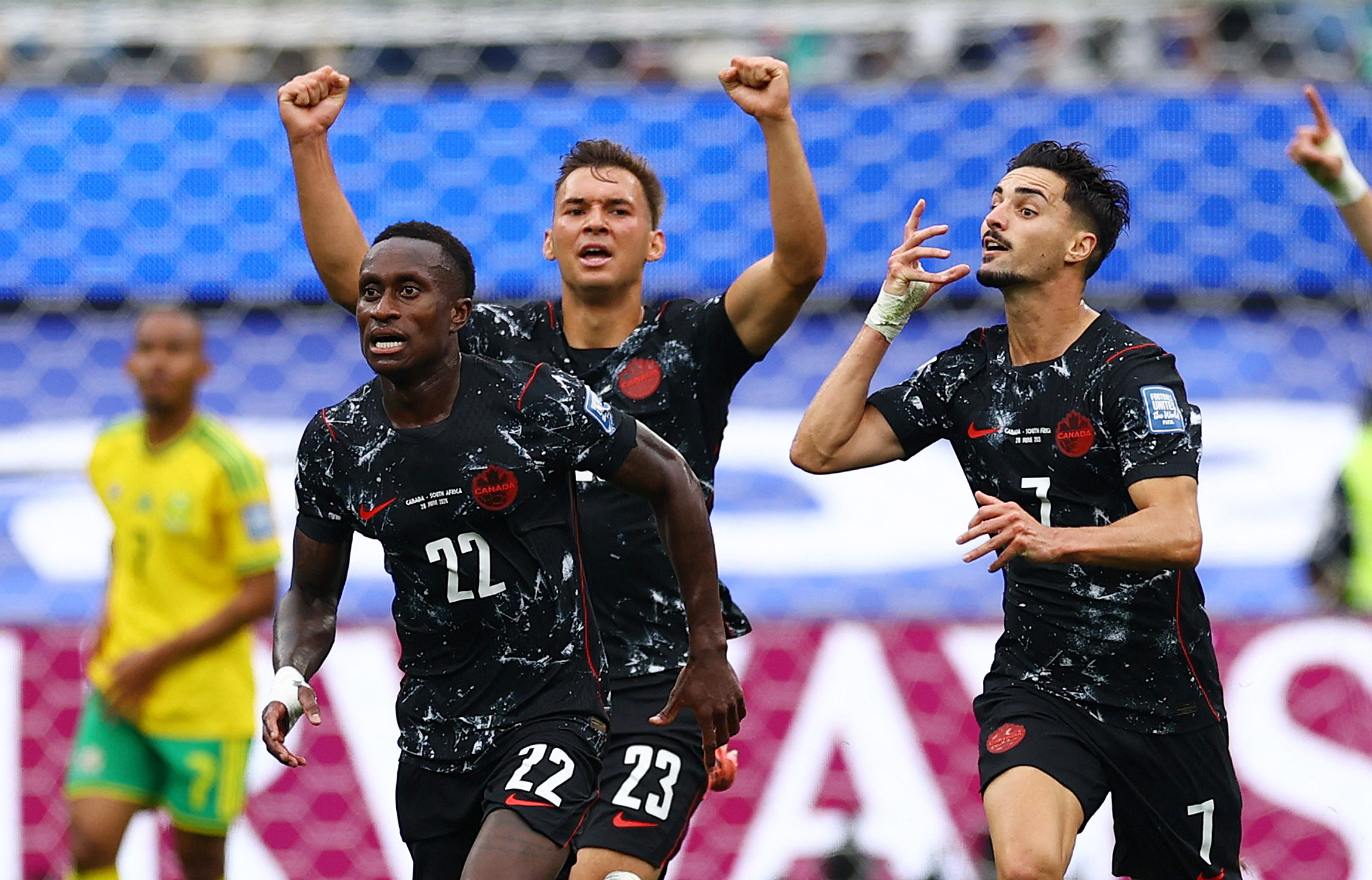 كندا أول المتأهلين لثمن نهائي كأس العالم بفوز درامي على جنوب إفريقيا