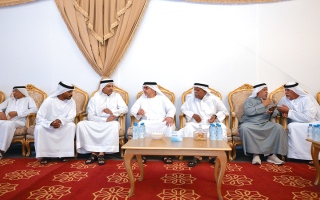الصورة: حامد بن زايد يقدّم واجب العزاء لأسرة الشهيد عيسى البلوشي
