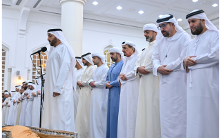 حاكم عجمان وولي عهده يؤديان صلاة الجنازة على جثمان منصور سيف الزعابي