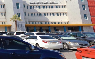 الصورة: مواقف مستشفى راشد.. مراجعون في &laquo;رحلة مشقة&raquo; بحثاً عن &laquo;شاغر&raquo;.. و&laquo;دبي الصحية&raquo;: نقل المرضى مجاناً