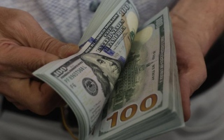 الصورة: الدولار يتجه نحو تسجيل أكبر خسارة أسبوعية له منذ أبريل