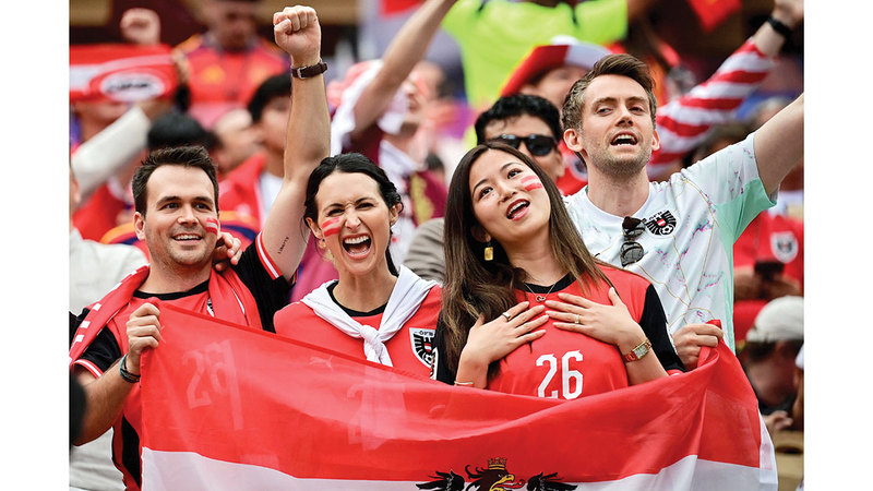 جمهور النمسا شجع منتخب بلاده بشغف. رويترز