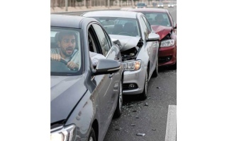 الصورة: اصطدام 3 مركبات بسبب عدم ترك مسافة كافية